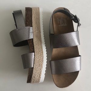 NWOT Comfortable silver snake skin espadrilles